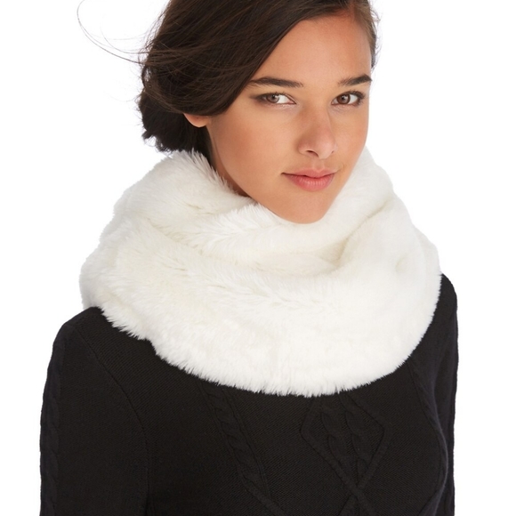 White House Black Market Accessories - 🎉HP🎉 NWT Ecru Faux Fur Collar